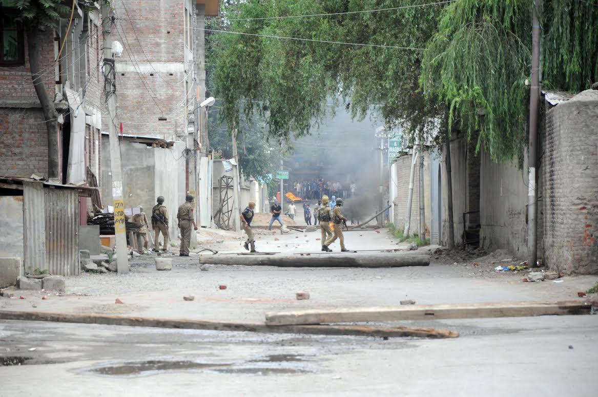 Curfew, shutdown continues on 33rd day in Valley